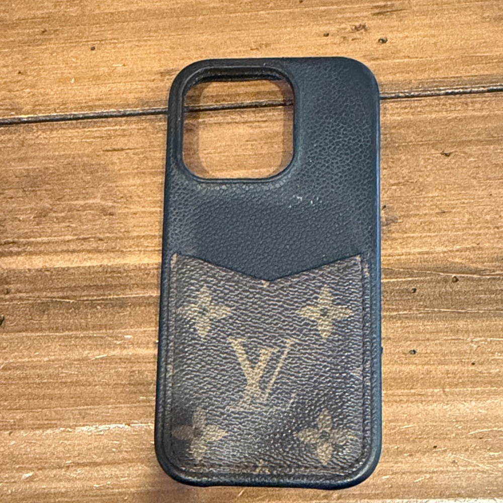 Louis Vuitton Black leather and monogram Iphone 15Pro phone case with card slot